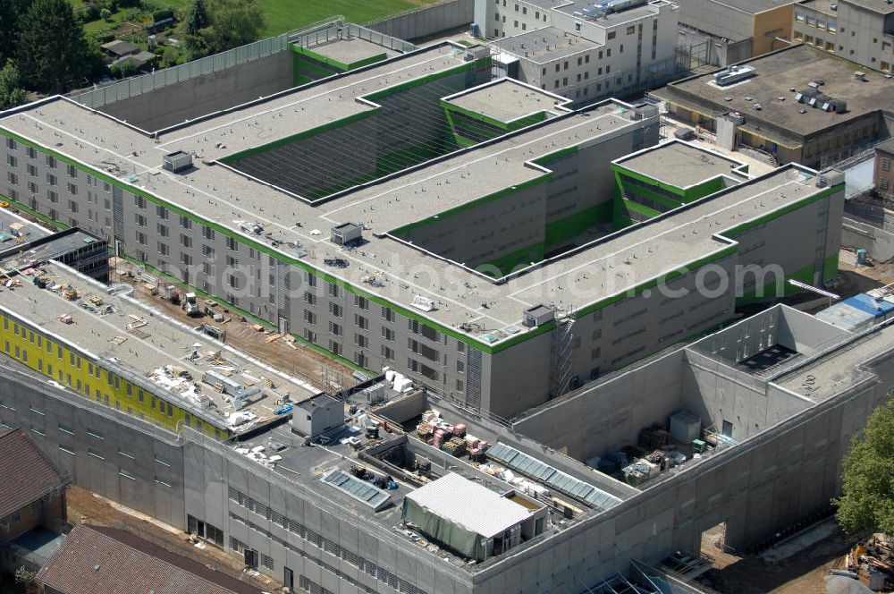 Aerial image Frankfurt am Main - Blick auf den Neubau der Justizvollzugsanstalt Frankfurt am Main I (JVA I) im Frankfurter Stadtteil Preungesheim. Sie soll als Untersuchungshaftanstalt genutzt werden. Es sind insgesamt 564 Haftplätze vorgesehen. Auftraggeber ist die BAM Deutschland AG, Architekten die Plan 2 GmbH. Gebaut wurde vorwiegend mit Fertig-Betonteilen der Fa. Jäger-Betonteile.