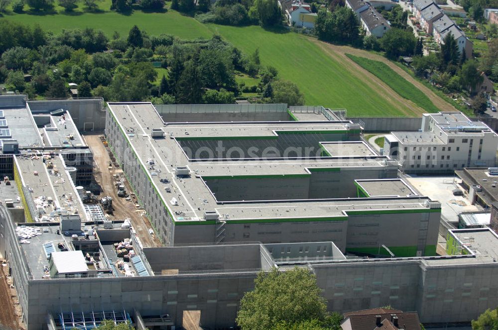 Frankfurt am Main from above - Blick auf den Neubau der Justizvollzugsanstalt Frankfurt am Main I (JVA I) im Frankfurter Stadtteil Preungesheim. Sie soll als Untersuchungshaftanstalt genutzt werden. Es sind insgesamt 564 Haftplätze vorgesehen. Auftraggeber ist die BAM Deutschland AG, Architekten die Plan 2 GmbH. Gebaut wurde vorwiegend mit Fertig-Betonteilen der Fa. Jäger-Betonteile.