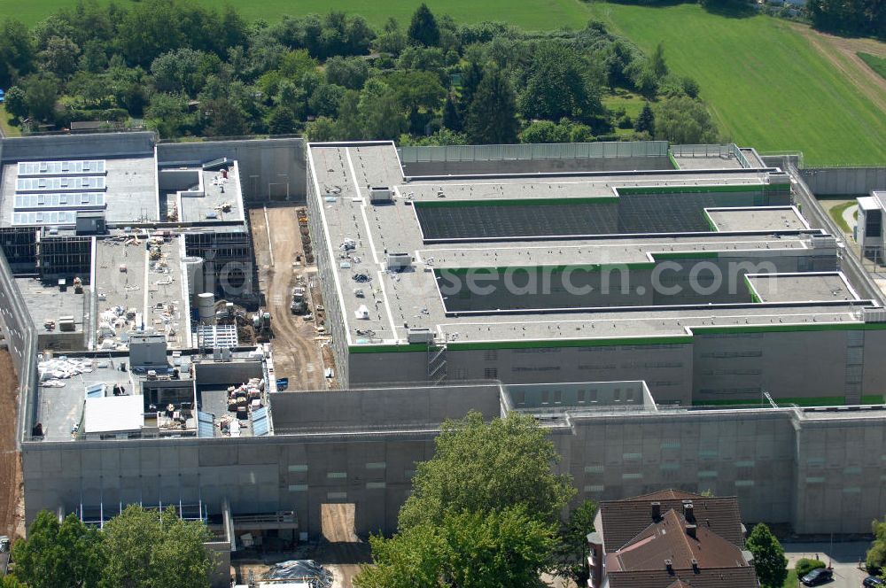 Frankfurt am Main from the bird's eye view: Blick auf den Neubau der Justizvollzugsanstalt Frankfurt am Main I (JVA I) im Frankfurter Stadtteil Preungesheim. Sie soll als Untersuchungshaftanstalt genutzt werden. Es sind insgesamt 564 Haftplätze vorgesehen. Auftraggeber ist die BAM Deutschland AG, Architekten die Plan 2 GmbH. Gebaut wurde vorwiegend mit Fertig-Betonteilen der Fa. Jäger-Betonteile.