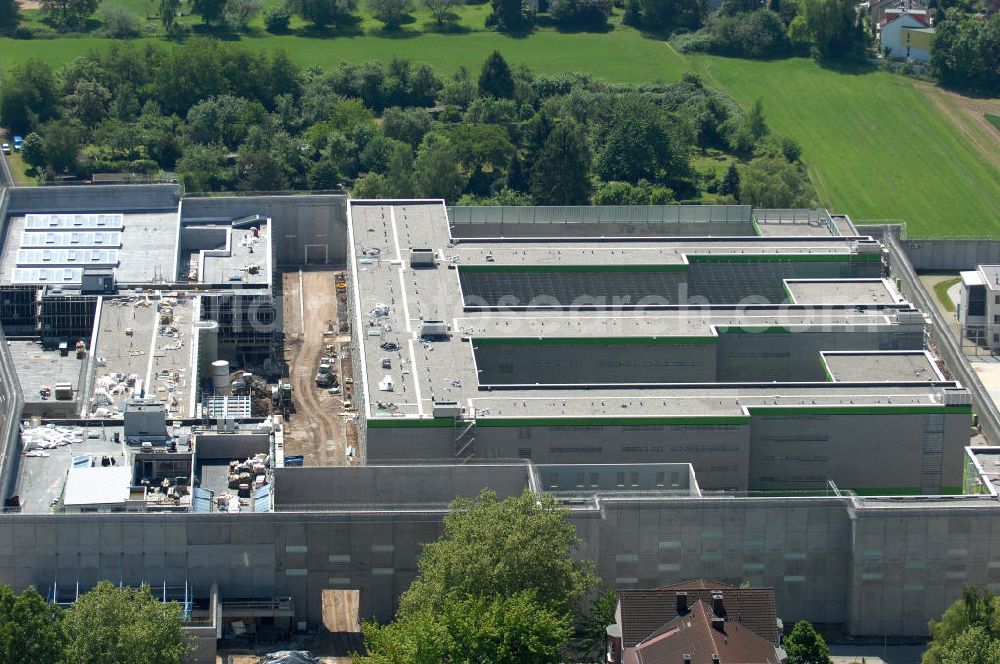 Aerial image Frankfurt am Main - Blick auf den Neubau der Justizvollzugsanstalt Frankfurt am Main I (JVA I) im Frankfurter Stadtteil Preungesheim. Sie soll als Untersuchungshaftanstalt genutzt werden. Es sind insgesamt 564 Haftplätze vorgesehen. Auftraggeber ist die BAM Deutschland AG, Architekten die Plan 2 GmbH. Gebaut wurde vorwiegend mit Fertig-Betonteilen der Fa. Jäger-Betonteile.