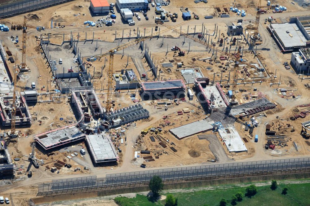 Aerial image Großbeeren - Baustelle vom Neubau der Justizvollzugsanstalt JVA Heidering Großbeeren im Landkreis Teltow-Fläming in Brandenburg durch die Senatsverwaltung für Justiz. Der Neubau der Haftanstalt in Großbeeren wird nur elektrisch und mit einem Erdwall gesichert statt mit einer koventionellen Gefängnismauer. Die Projektentwurf erfolgte durch das Architekturbüro Hohensinn. Ausführende Baufirmen sind die Bleck & Söhne Hoch- und Tiefbau GmbH & Co. KG, sowie die Schälerbau Berlin. Construction site of the new penal institution Heidering Grossbeeren.