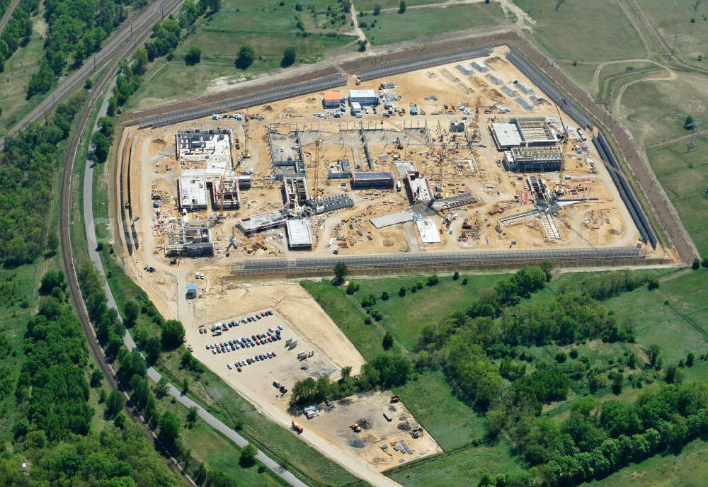 Aerial photograph Großbeeren - Baustelle vom Neubau der Justizvollzugsanstalt JVA Heidering Großbeeren im Landkreis Teltow-Fläming in Brandenburg durch die Senatsverwaltung für Justiz. Der Neubau der Haftanstalt in Großbeeren wird nur elektrisch und mit einem Erdwall gesichert statt mit einer koventionellen Gefängnismauer. Die Projektentwurf erfolgte durch das Architekturbüro Hohensinn. Ausführende Baufirmen sind die Bleck & Söhne Hoch- und Tiefbau GmbH & Co. KG, sowie die Schälerbau Berlin. Construction site of the new penal institution Heidering Grossbeeren.