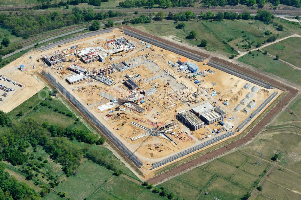 Großbeeren from above - Baustelle vom Neubau der Justizvollzugsanstalt JVA Heidering Großbeeren im Landkreis Teltow-Fläming in Brandenburg durch die Senatsverwaltung für Justiz. Der Neubau der Haftanstalt in Großbeeren wird nur elektrisch und mit einem Erdwall gesichert statt mit einer koventionellen Gefängnismauer. Die Projektentwurf erfolgte durch das Architekturbüro Hohensinn. Ausführende Baufirmen sind die Bleck & Söhne Hoch- und Tiefbau GmbH & Co. KG, sowie die Schälerbau Berlin. Construction site of the new penal institution Heidering Grossbeeren.