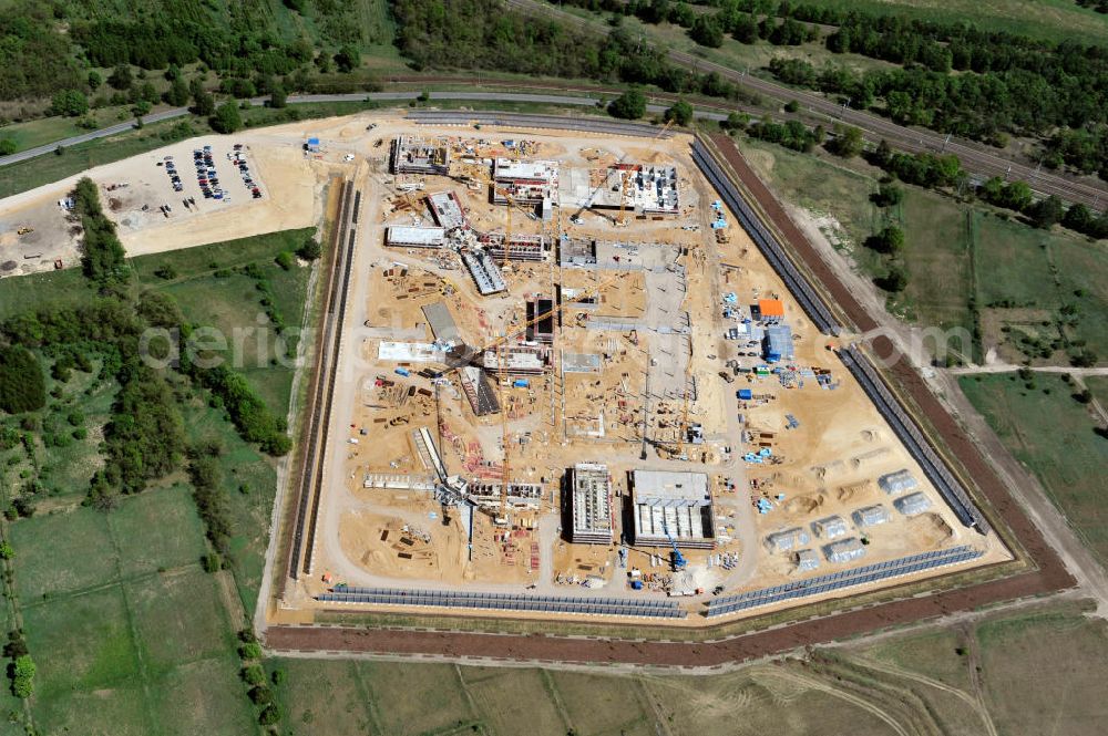 Großbeeren from above - Baustelle vom Neubau der Justizvollzugsanstalt JVA Heidering Großbeeren im Landkreis Teltow-Fläming in Brandenburg durch die Senatsverwaltung für Justiz. Der Neubau der Haftanstalt in Großbeeren wird nur elektrisch und mit einem Erdwall gesichert statt mit einer koventionellen Gefängnismauer. Die Projektentwurf erfolgte durch das Architekturbüro Hohensinn. Ausführende Baufirmen sind die Bleck & Söhne Hoch- und Tiefbau GmbH & Co. KG, sowie die Schälerbau Berlin. Construction site of the new penal institution Heidering Grossbeeren.