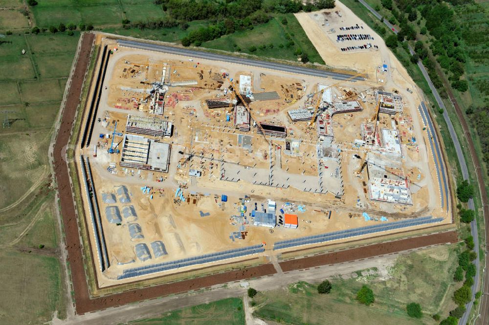 Großbeeren from above - Baustelle vom Neubau der Justizvollzugsanstalt JVA Heidering Großbeeren im Landkreis Teltow-Fläming in Brandenburg durch die Senatsverwaltung für Justiz. Der Neubau der Haftanstalt in Großbeeren wird nur elektrisch und mit einem Erdwall gesichert statt mit einer koventionellen Gefängnismauer. Die Projektentwurf erfolgte durch das Architekturbüro Hohensinn. Ausführende Baufirmen sind die Bleck & Söhne Hoch- und Tiefbau GmbH & Co. KG, sowie die Schälerbau Berlin. Construction site of the new penal institution Heidering Grossbeeren.