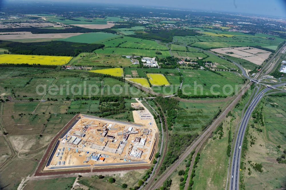 Aerial image Großbeeren - Baustelle vom Neubau der Justizvollzugsanstalt JVA Heidering Großbeeren im Landkreis Teltow-Fläming in Brandenburg durch die Senatsverwaltung für Justiz. Der Neubau der Haftanstalt in Großbeeren wird nur elektrisch und mit einem Erdwall gesichert statt mit einer koventionellen Gefängnismauer. Die Projektentwurf erfolgte durch das Architekturbüro Hohensinn. Ausführende Baufirmen sind die Bleck & Söhne Hoch- und Tiefbau GmbH & Co. KG, sowie die Schälerbau Berlin. Construction site of the new penal institution Heidering Grossbeeren.