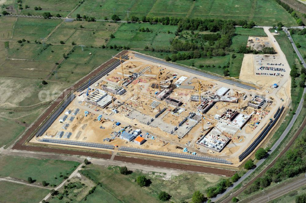 Großbeeren from above - Baustelle vom Neubau der Justizvollzugsanstalt JVA Heidering Großbeeren im Landkreis Teltow-Fläming in Brandenburg durch die Senatsverwaltung für Justiz. Der Neubau der Haftanstalt in Großbeeren wird nur elektrisch und mit einem Erdwall gesichert statt mit einer koventionellen Gefängnismauer. Die Projektentwurf erfolgte durch das Architekturbüro Hohensinn. Ausführende Baufirmen sind die Bleck & Söhne Hoch- und Tiefbau GmbH & Co. KG, sowie die Schälerbau Berlin. Construction site of the new penal institution Heidering Grossbeeren.