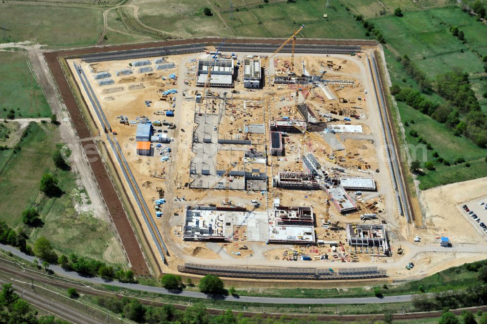 Großbeeren from the bird's eye view: Baustelle vom Neubau der Justizvollzugsanstalt JVA Heidering Großbeeren im Landkreis Teltow-Fläming in Brandenburg durch die Senatsverwaltung für Justiz. Der Neubau der Haftanstalt in Großbeeren wird nur elektrisch und mit einem Erdwall gesichert statt mit einer koventionellen Gefängnismauer. Die Projektentwurf erfolgte durch das Architekturbüro Hohensinn. Ausführende Baufirmen sind die Bleck & Söhne Hoch- und Tiefbau GmbH & Co. KG, sowie die Schälerbau Berlin. Construction site of the new penal institution Heidering Grossbeeren.