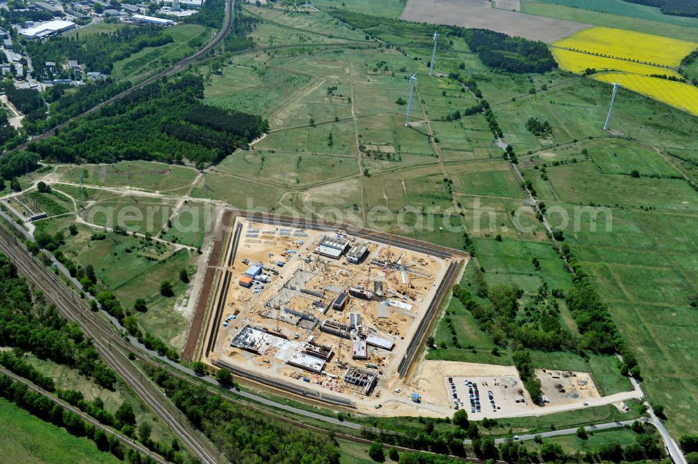 Großbeeren from above - Baustelle vom Neubau der Justizvollzugsanstalt JVA Heidering Großbeeren im Landkreis Teltow-Fläming in Brandenburg durch die Senatsverwaltung für Justiz. Der Neubau der Haftanstalt in Großbeeren wird nur elektrisch und mit einem Erdwall gesichert statt mit einer koventionellen Gefängnismauer. Die Projektentwurf erfolgte durch das Architekturbüro Hohensinn. Ausführende Baufirmen sind die Bleck & Söhne Hoch- und Tiefbau GmbH & Co. KG, sowie die Schälerbau Berlin. Construction site of the new penal institution Heidering Grossbeeren.