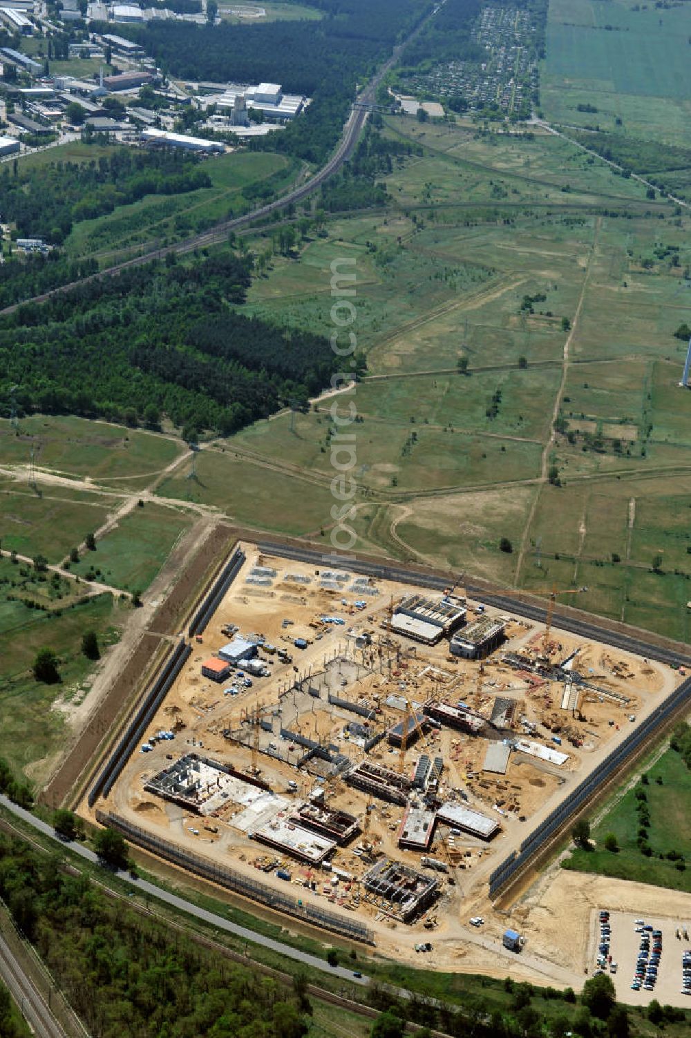 Aerial image Großbeeren - Baustelle vom Neubau der Justizvollzugsanstalt JVA Heidering Großbeeren im Landkreis Teltow-Fläming in Brandenburg durch die Senatsverwaltung für Justiz. Der Neubau der Haftanstalt in Großbeeren wird nur elektrisch und mit einem Erdwall gesichert statt mit einer koventionellen Gefängnismauer. Die Projektentwurf erfolgte durch das Architekturbüro Hohensinn. Ausführende Baufirmen sind die Bleck & Söhne Hoch- und Tiefbau GmbH & Co. KG, sowie die Schälerbau Berlin. Construction site of the new penal institution Heidering Grossbeeren.