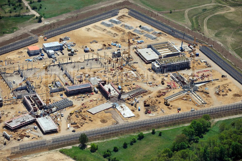 Großbeeren from the bird's eye view: Baustelle vom Neubau der Justizvollzugsanstalt JVA Heidering Großbeeren im Landkreis Teltow-Fläming in Brandenburg durch die Senatsverwaltung für Justiz. Der Neubau der Haftanstalt in Großbeeren wird nur elektrisch und mit einem Erdwall gesichert statt mit einer koventionellen Gefängnismauer. Die Projektentwurf erfolgte durch das Architekturbüro Hohensinn. Ausführende Baufirmen sind die Bleck & Söhne Hoch- und Tiefbau GmbH & Co. KG, sowie die Schälerbau Berlin. Construction site of the new penal institution Heidering Grossbeeren.