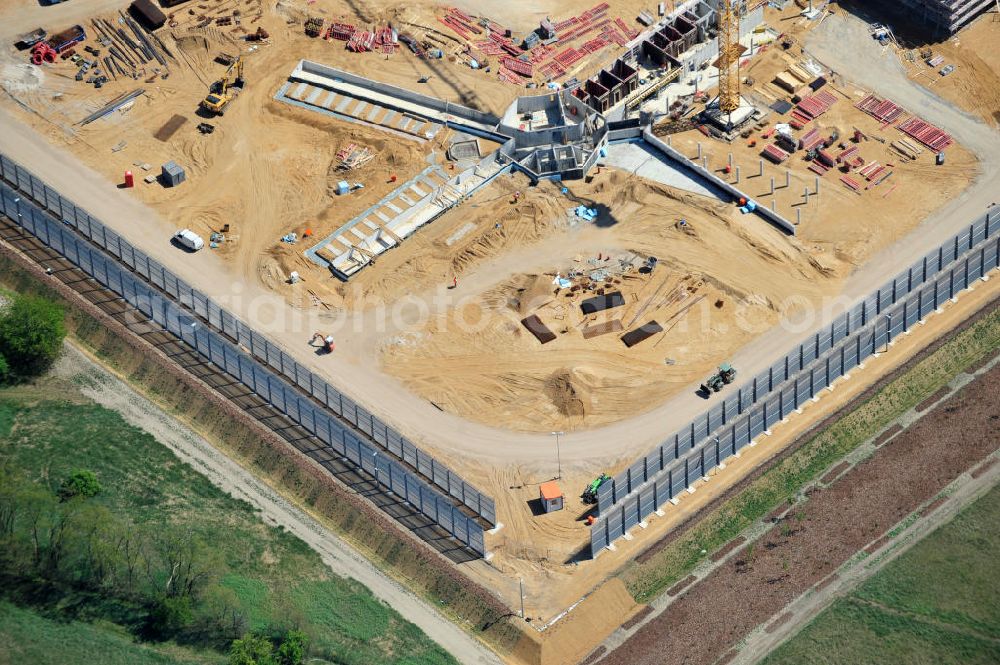 Aerial image Großbeeren - Baustelle vom Neubau der Justizvollzugsanstalt JVA Heidering Großbeeren im Landkreis Teltow-Fläming in Brandenburg durch die Senatsverwaltung für Justiz. Der Neubau der Haftanstalt in Großbeeren wird nur elektrisch und mit einem Erdwall gesichert statt mit einer koventionellen Gefängnismauer. Die Projektentwurf erfolgte durch das Architekturbüro Hohensinn. Ausführende Baufirmen sind die Bleck & Söhne Hoch- und Tiefbau GmbH & Co. KG, sowie die Schälerbau Berlin. Construction site of the new penal institution Heidering Grossbeeren.