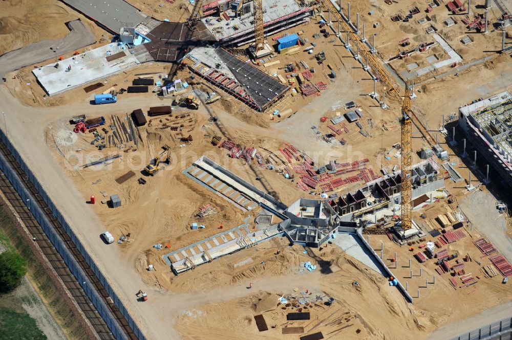 Aerial photograph Großbeeren - Baustelle vom Neubau der Justizvollzugsanstalt JVA Heidering Großbeeren im Landkreis Teltow-Fläming in Brandenburg durch die Senatsverwaltung für Justiz. Der Neubau der Haftanstalt in Großbeeren wird nur elektrisch und mit einem Erdwall gesichert statt mit einer koventionellen Gefängnismauer. Die Projektentwurf erfolgte durch das Architekturbüro Hohensinn. Ausführende Baufirmen sind die Bleck & Söhne Hoch- und Tiefbau GmbH & Co. KG, sowie die Schälerbau Berlin. Construction site of the new penal institution Heidering Grossbeeren.