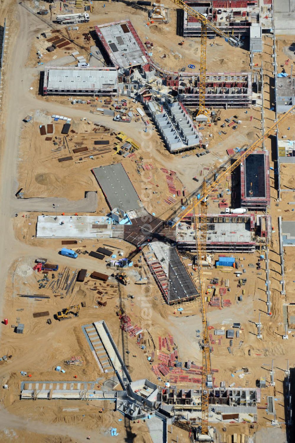 Großbeeren from above - Baustelle vom Neubau der Justizvollzugsanstalt JVA Heidering Großbeeren im Landkreis Teltow-Fläming in Brandenburg durch die Senatsverwaltung für Justiz. Der Neubau der Haftanstalt in Großbeeren wird nur elektrisch und mit einem Erdwall gesichert statt mit einer koventionellen Gefängnismauer. Die Projektentwurf erfolgte durch das Architekturbüro Hohensinn. Ausführende Baufirmen sind die Bleck & Söhne Hoch- und Tiefbau GmbH & Co. KG, sowie die Schälerbau Berlin. Construction site of the new penal institution Heidering Grossbeeren.