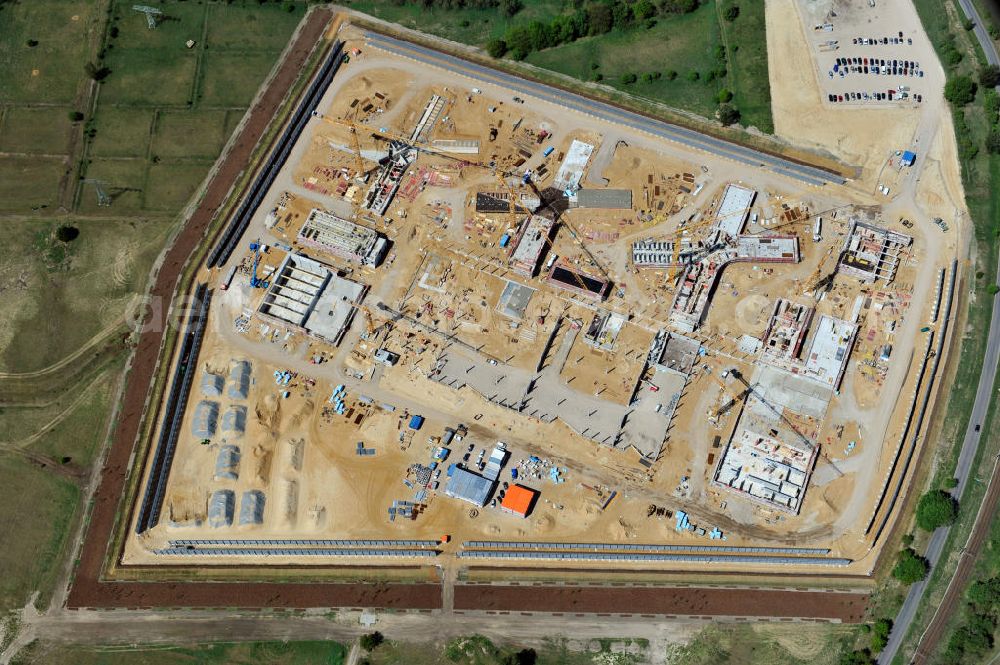 Aerial image Großbeeren - Baustelle vom Neubau der Justizvollzugsanstalt JVA Heidering Großbeeren im Landkreis Teltow-Fläming in Brandenburg durch die Senatsverwaltung für Justiz. Der Neubau der Haftanstalt in Großbeeren wird nur elektrisch und mit einem Erdwall gesichert statt mit einer koventionellen Gefängnismauer. Die Projektentwurf erfolgte durch das Architekturbüro Hohensinn. Ausführende Baufirmen sind die Bleck & Söhne Hoch- und Tiefbau GmbH & Co. KG, sowie die Schälerbau Berlin. Construction site of the new penal institution Heidering Grossbeeren.