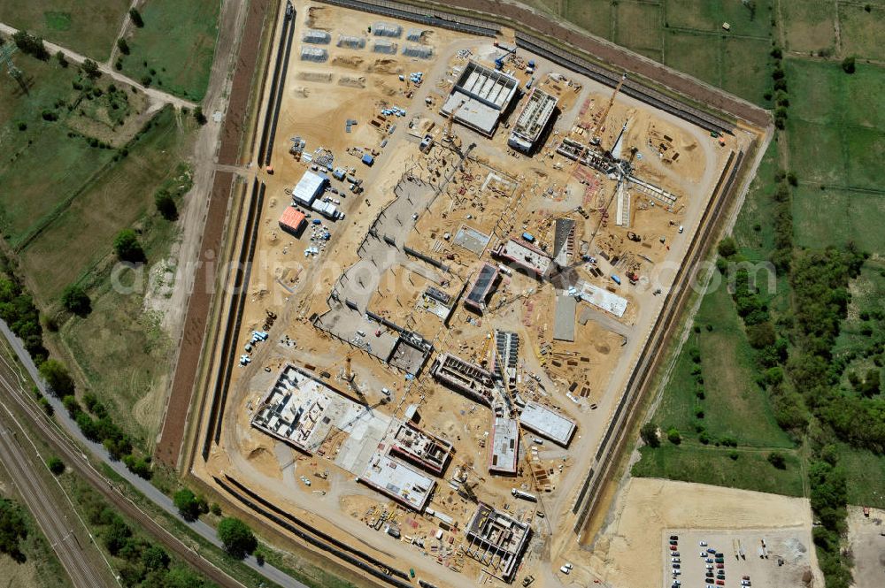 Aerial photograph Großbeeren - Baustelle vom Neubau der Justizvollzugsanstalt JVA Heidering Großbeeren im Landkreis Teltow-Fläming in Brandenburg durch die Senatsverwaltung für Justiz. Der Neubau der Haftanstalt in Großbeeren wird nur elektrisch und mit einem Erdwall gesichert statt mit einer koventionellen Gefängnismauer. Die Projektentwurf erfolgte durch das Architekturbüro Hohensinn. Ausführende Baufirmen sind die Bleck & Söhne Hoch- und Tiefbau GmbH & Co. KG, sowie die Schälerbau Berlin. Construction site of the new penal institution Heidering Grossbeeren.