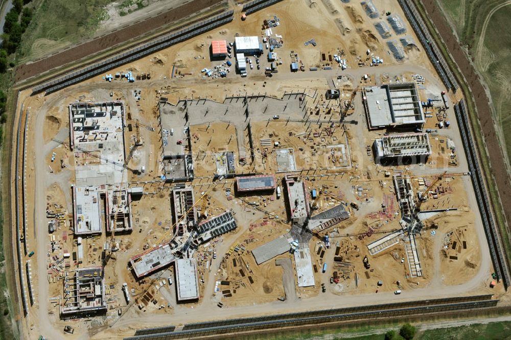 Großbeeren from above - Baustelle vom Neubau der Justizvollzugsanstalt JVA Heidering Großbeeren im Landkreis Teltow-Fläming in Brandenburg durch die Senatsverwaltung für Justiz. Der Neubau der Haftanstalt in Großbeeren wird nur elektrisch und mit einem Erdwall gesichert statt mit einer koventionellen Gefängnismauer. Die Projektentwurf erfolgte durch das Architekturbüro Hohensinn. Ausführende Baufirmen sind die Bleck & Söhne Hoch- und Tiefbau GmbH & Co. KG, sowie die Schälerbau Berlin. Construction site of the new penal institution Heidering Grossbeeren.