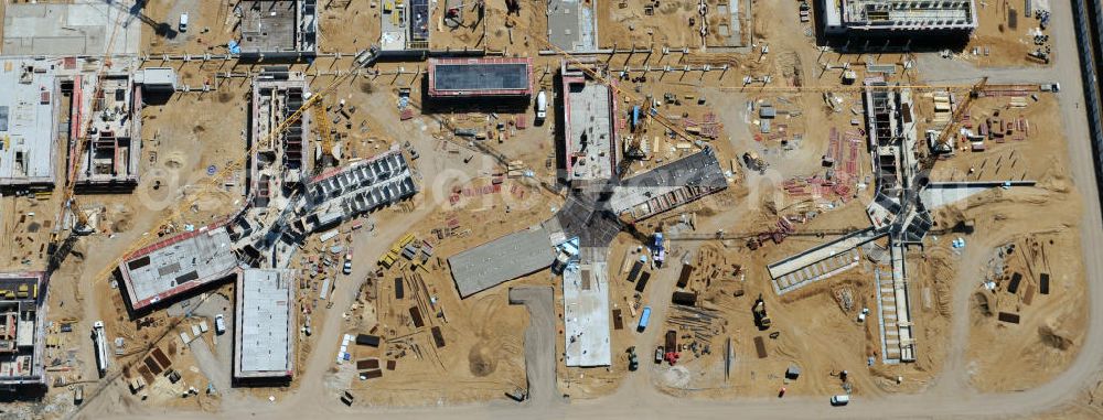 Großbeeren from the bird's eye view: Baustelle vom Neubau der Justizvollzugsanstalt JVA Heidering Großbeeren im Landkreis Teltow-Fläming in Brandenburg durch die Senatsverwaltung für Justiz. Der Neubau der Haftanstalt in Großbeeren wird nur elektrisch und mit einem Erdwall gesichert statt mit einer koventionellen Gefängnismauer. Die Projektentwurf erfolgte durch das Architekturbüro Hohensinn. Ausführende Baufirmen sind die Bleck & Söhne Hoch- und Tiefbau GmbH & Co. KG, sowie die Schälerbau Berlin. Construction site of the new penal institution Heidering Grossbeeren.