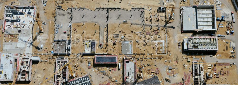 Aerial image Großbeeren - Baustelle vom Neubau der Justizvollzugsanstalt JVA Heidering Großbeeren im Landkreis Teltow-Fläming in Brandenburg durch die Senatsverwaltung für Justiz. Der Neubau der Haftanstalt in Großbeeren wird nur elektrisch und mit einem Erdwall gesichert statt mit einer koventionellen Gefängnismauer. Die Projektentwurf erfolgte durch das Architekturbüro Hohensinn. Ausführende Baufirmen sind die Bleck & Söhne Hoch- und Tiefbau GmbH & Co. KG, sowie die Schälerbau Berlin. Construction site of the new penal institution Heidering Grossbeeren.