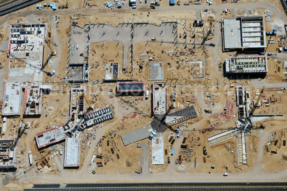 Aerial photograph Großbeeren - Baustelle vom Neubau der Justizvollzugsanstalt JVA Heidering Großbeeren im Landkreis Teltow-Fläming in Brandenburg durch die Senatsverwaltung für Justiz. Der Neubau der Haftanstalt in Großbeeren wird nur elektrisch und mit einem Erdwall gesichert statt mit einer koventionellen Gefängnismauer. Die Projektentwurf erfolgte durch das Architekturbüro Hohensinn. Ausführende Baufirmen sind die Bleck & Söhne Hoch- und Tiefbau GmbH & Co. KG, sowie die Schälerbau Berlin. Construction site of the new penal institution Heidering Grossbeeren.