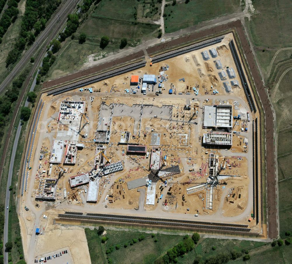 Großbeeren from above - Baustelle vom Neubau der Justizvollzugsanstalt JVA Heidering Großbeeren im Landkreis Teltow-Fläming in Brandenburg durch die Senatsverwaltung für Justiz. Der Neubau der Haftanstalt in Großbeeren wird nur elektrisch und mit einem Erdwall gesichert statt mit einer koventionellen Gefängnismauer. Die Projektentwurf erfolgte durch das Architekturbüro Hohensinn. Ausführende Baufirmen sind die Bleck & Söhne Hoch- und Tiefbau GmbH & Co. KG, sowie die Schälerbau Berlin. Construction site of the new penal institution Heidering Grossbeeren.