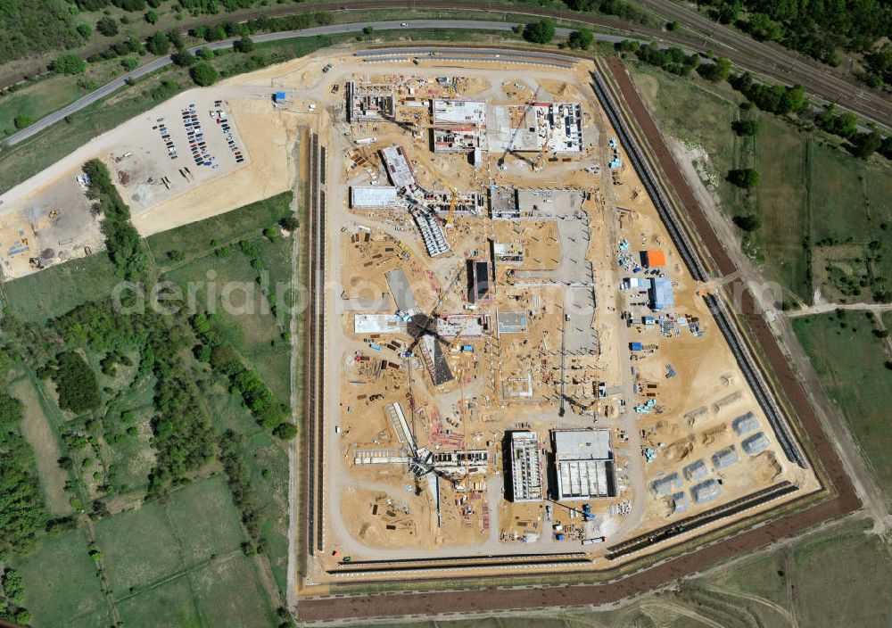 Großbeeren from the bird's eye view: Baustelle vom Neubau der Justizvollzugsanstalt JVA Heidering Großbeeren im Landkreis Teltow-Fläming in Brandenburg durch die Senatsverwaltung für Justiz. Der Neubau der Haftanstalt in Großbeeren wird nur elektrisch und mit einem Erdwall gesichert statt mit einer koventionellen Gefängnismauer. Die Projektentwurf erfolgte durch das Architekturbüro Hohensinn. Ausführende Baufirmen sind die Bleck & Söhne Hoch- und Tiefbau GmbH & Co. KG, sowie die Schälerbau Berlin. Construction site of the new penal institution Heidering Grossbeeren.