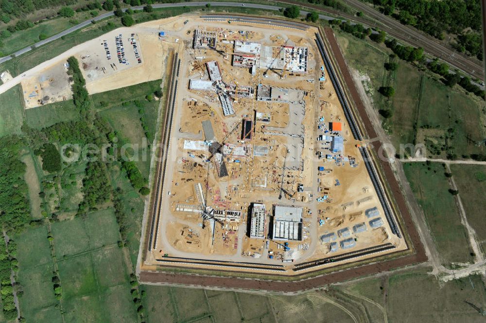 Aerial image Großbeeren - Baustelle vom Neubau der Justizvollzugsanstalt JVA Heidering Großbeeren im Landkreis Teltow-Fläming in Brandenburg durch die Senatsverwaltung für Justiz. Der Neubau der Haftanstalt in Großbeeren wird nur elektrisch und mit einem Erdwall gesichert statt mit einer koventionellen Gefängnismauer. Die Projektentwurf erfolgte durch das Architekturbüro Hohensinn. Ausführende Baufirmen sind die Bleck & Söhne Hoch- und Tiefbau GmbH & Co. KG, sowie die Schälerbau Berlin. Construction site of the new penal institution Heidering Grossbeeren.