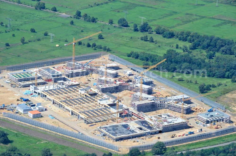 Großbeeren from the bird's eye view: Baustelle vom Neubau der Justizvollzugsanstalt JVA Heidering Großbeeren im Landkreis Teltow-Fläming in Brandenburg durch die Senatsverwaltung für Justiz. Der Neubau der Haftanstalt in Großbeeren wird nur elektrisch und mit einem Erdwall gesichert statt mit einer koventionellen Gefängnismauer. Die Projektentwurf erfolgte durch das Architekturbüro Hohensinn. Ausführende Baufirmen sind die Bleck & Söhne Hoch- und Tiefbau GmbH & Co. KG, sowie die Schälerbau Berlin. Construction site of the new penal institution Heidering Grossbeeren.