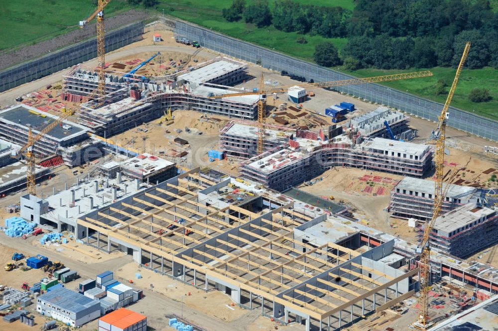 Großbeeren from above - Baustelle vom Neubau der Justizvollzugsanstalt JVA Heidering Großbeeren im Landkreis Teltow-Fläming in Brandenburg durch die Senatsverwaltung für Justiz. Der Neubau der Haftanstalt in Großbeeren wird nur elektrisch und mit einem Erdwall gesichert statt mit einer koventionellen Gefängnismauer. Die Projektentwurf erfolgte durch das Architekturbüro Hohensinn. Ausführende Baufirmen sind die Bleck & Söhne Hoch- und Tiefbau GmbH & Co. KG, sowie die Schälerbau Berlin. Construction site of the new penal institution Heidering Grossbeeren.