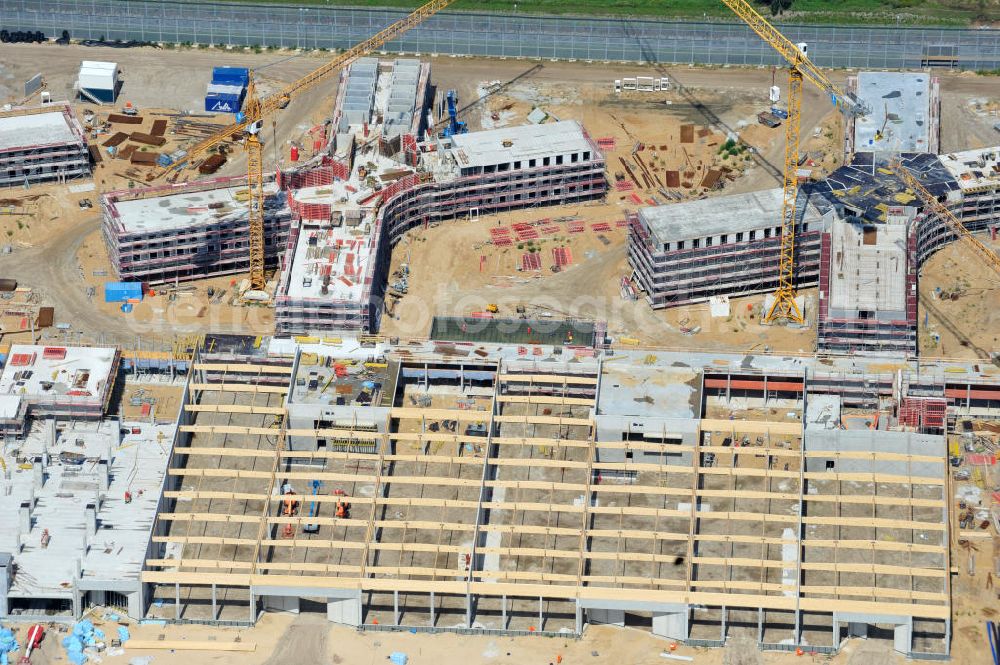 Aerial image Großbeeren - Baustelle vom Neubau der Justizvollzugsanstalt JVA Heidering Großbeeren im Landkreis Teltow-Fläming in Brandenburg durch die Senatsverwaltung für Justiz. Der Neubau der Haftanstalt in Großbeeren wird nur elektrisch und mit einem Erdwall gesichert statt mit einer koventionellen Gefängnismauer. Die Projektentwurf erfolgte durch das Architekturbüro Hohensinn. Ausführende Baufirmen sind die Bleck & Söhne Hoch- und Tiefbau GmbH & Co. KG, sowie die Schälerbau Berlin. Construction site of the new penal institution Heidering Grossbeeren.