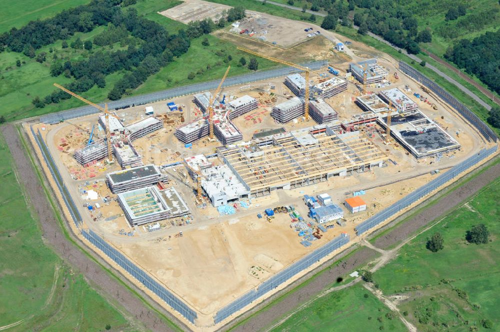 Aerial image Großbeeren - Baustelle vom Neubau der Justizvollzugsanstalt JVA Heidering Großbeeren im Landkreis Teltow-Fläming in Brandenburg durch die Senatsverwaltung für Justiz. Der Neubau der Haftanstalt in Großbeeren wird nur elektrisch und mit einem Erdwall gesichert statt mit einer koventionellen Gefängnismauer. Die Projektentwurf erfolgte durch das Architekturbüro Hohensinn. Ausführende Baufirmen sind die Bleck & Söhne Hoch- und Tiefbau GmbH & Co. KG, sowie die Schälerbau Berlin. Construction site of the new penal institution Heidering Grossbeeren.