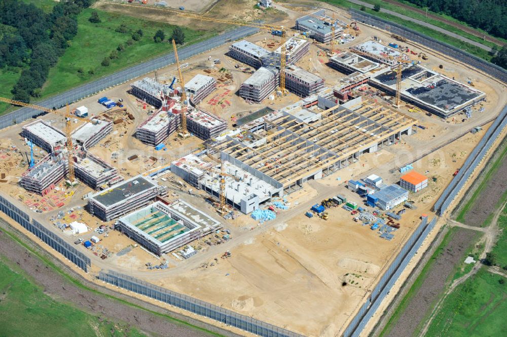 Aerial photograph Großbeeren - Baustelle vom Neubau der Justizvollzugsanstalt JVA Heidering Großbeeren im Landkreis Teltow-Fläming in Brandenburg durch die Senatsverwaltung für Justiz. Der Neubau der Haftanstalt in Großbeeren wird nur elektrisch und mit einem Erdwall gesichert statt mit einer koventionellen Gefängnismauer. Die Projektentwurf erfolgte durch das Architekturbüro Hohensinn. Ausführende Baufirmen sind die Bleck & Söhne Hoch- und Tiefbau GmbH & Co. KG, sowie die Schälerbau Berlin. Construction site of the new penal institution Heidering Grossbeeren.