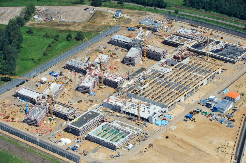 Großbeeren from above - Baustelle vom Neubau der Justizvollzugsanstalt JVA Heidering Großbeeren im Landkreis Teltow-Fläming in Brandenburg durch die Senatsverwaltung für Justiz. Der Neubau der Haftanstalt in Großbeeren wird nur elektrisch und mit einem Erdwall gesichert statt mit einer koventionellen Gefängnismauer. Die Projektentwurf erfolgte durch das Architekturbüro Hohensinn. Ausführende Baufirmen sind die Bleck & Söhne Hoch- und Tiefbau GmbH & Co. KG, sowie die Schälerbau Berlin. Construction site of the new penal institution Heidering Grossbeeren.