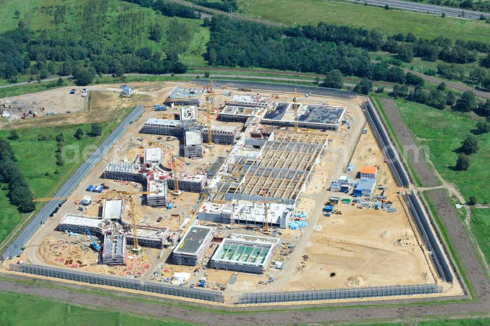 Aerial photograph Großbeeren - Baustelle vom Neubau der Justizvollzugsanstalt JVA Heidering Großbeeren im Landkreis Teltow-Fläming in Brandenburg durch die Senatsverwaltung für Justiz. Der Neubau der Haftanstalt in Großbeeren wird nur elektrisch und mit einem Erdwall gesichert statt mit einer koventionellen Gefängnismauer. Die Projektentwurf erfolgte durch das Architekturbüro Hohensinn. Ausführende Baufirmen sind die Bleck & Söhne Hoch- und Tiefbau GmbH & Co. KG, sowie die Schälerbau Berlin. Construction site of the new penal institution Heidering Grossbeeren.