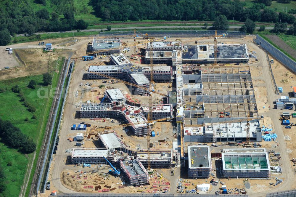 Aerial image Großbeeren - Baustelle vom Neubau der Justizvollzugsanstalt JVA Heidering Großbeeren im Landkreis Teltow-Fläming in Brandenburg durch die Senatsverwaltung für Justiz. Der Neubau der Haftanstalt in Großbeeren wird nur elektrisch und mit einem Erdwall gesichert statt mit einer koventionellen Gefängnismauer. Die Projektentwurf erfolgte durch das Architekturbüro Hohensinn. Ausführende Baufirmen sind die Bleck & Söhne Hoch- und Tiefbau GmbH & Co. KG, sowie die Schälerbau Berlin. Construction site of the new penal institution Heidering Grossbeeren.