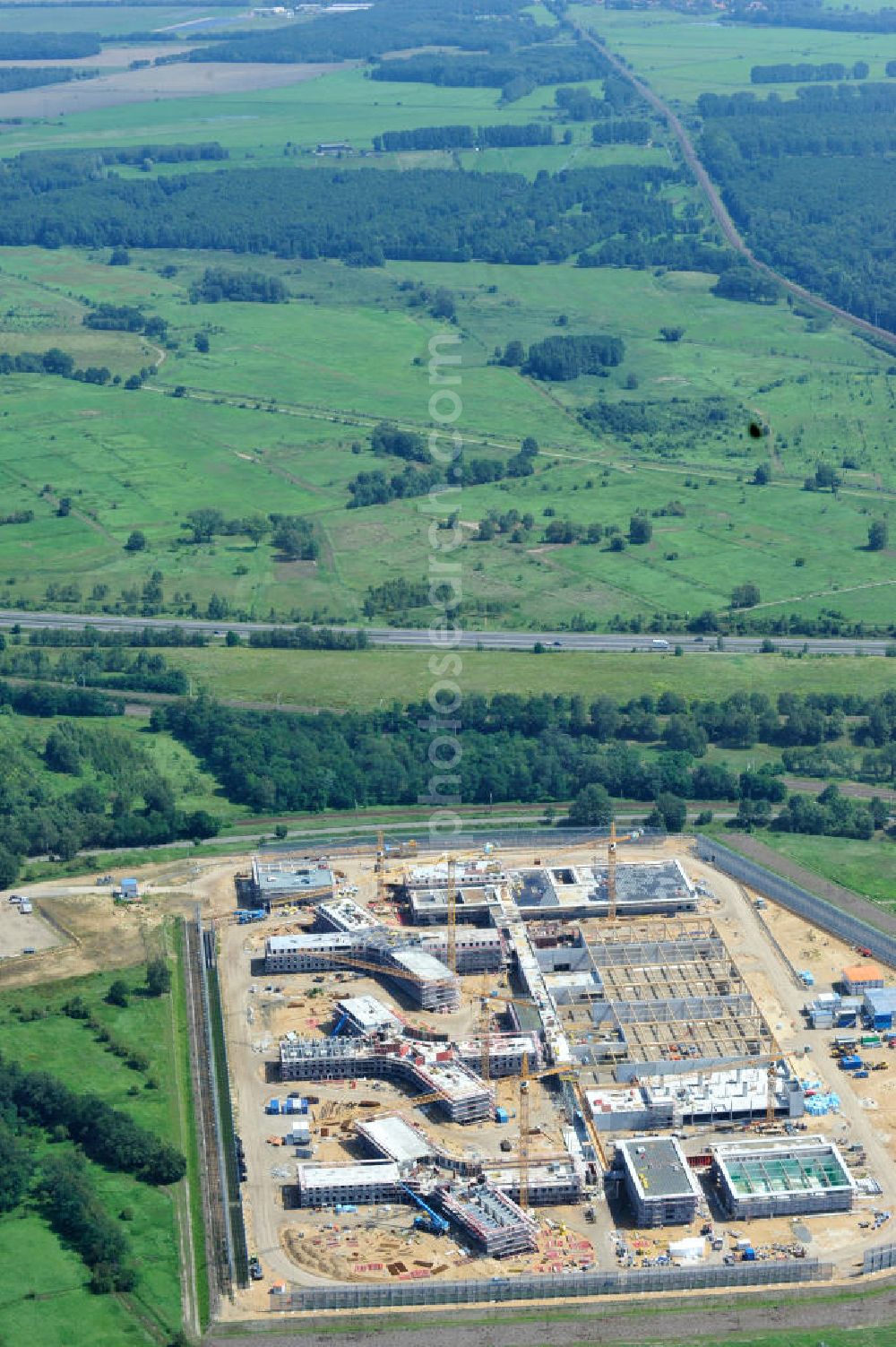 Großbeeren from above - Baustelle vom Neubau der Justizvollzugsanstalt JVA Heidering Großbeeren im Landkreis Teltow-Fläming in Brandenburg durch die Senatsverwaltung für Justiz. Der Neubau der Haftanstalt in Großbeeren wird nur elektrisch und mit einem Erdwall gesichert statt mit einer koventionellen Gefängnismauer. Die Projektentwurf erfolgte durch das Architekturbüro Hohensinn. Ausführende Baufirmen sind die Bleck & Söhne Hoch- und Tiefbau GmbH & Co. KG, sowie die Schälerbau Berlin. Construction site of the new penal institution Heidering Grossbeeren.