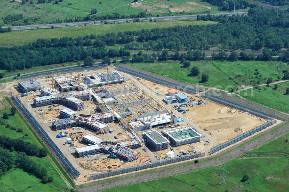 Aerial image Großbeeren - Baustelle vom Neubau der Justizvollzugsanstalt JVA Heidering Großbeeren im Landkreis Teltow-Fläming in Brandenburg durch die Senatsverwaltung für Justiz. Der Neubau der Haftanstalt in Großbeeren wird nur elektrisch und mit einem Erdwall gesichert statt mit einer koventionellen Gefängnismauer. Die Projektentwurf erfolgte durch das Architekturbüro Hohensinn. Ausführende Baufirmen sind die Bleck & Söhne Hoch- und Tiefbau GmbH & Co. KG, sowie die Schälerbau Berlin. Construction site of the new penal institution Heidering Grossbeeren.