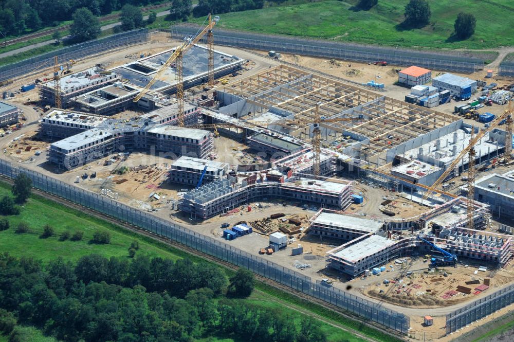 Aerial image Großbeeren - Baustelle vom Neubau der Justizvollzugsanstalt JVA Heidering Großbeeren im Landkreis Teltow-Fläming in Brandenburg durch die Senatsverwaltung für Justiz. Der Neubau der Haftanstalt in Großbeeren wird nur elektrisch und mit einem Erdwall gesichert statt mit einer koventionellen Gefängnismauer. Die Projektentwurf erfolgte durch das Architekturbüro Hohensinn. Ausführende Baufirmen sind die Bleck & Söhne Hoch- und Tiefbau GmbH & Co. KG, sowie die Schälerbau Berlin. Construction site of the new penal institution Heidering Grossbeeren.