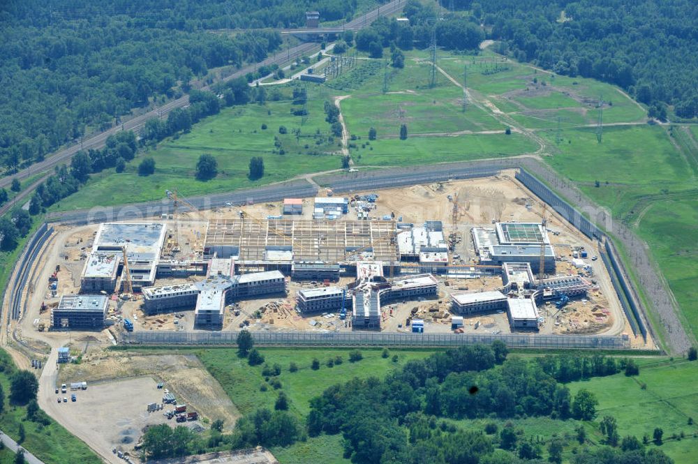 Aerial photograph Großbeeren - Baustelle vom Neubau der Justizvollzugsanstalt JVA Heidering Großbeeren im Landkreis Teltow-Fläming in Brandenburg durch die Senatsverwaltung für Justiz. Der Neubau der Haftanstalt in Großbeeren wird nur elektrisch und mit einem Erdwall gesichert statt mit einer koventionellen Gefängnismauer. Die Projektentwurf erfolgte durch das Architekturbüro Hohensinn. Ausführende Baufirmen sind die Bleck & Söhne Hoch- und Tiefbau GmbH & Co. KG, sowie die Schälerbau Berlin. Construction site of the new penal institution Heidering Grossbeeren.