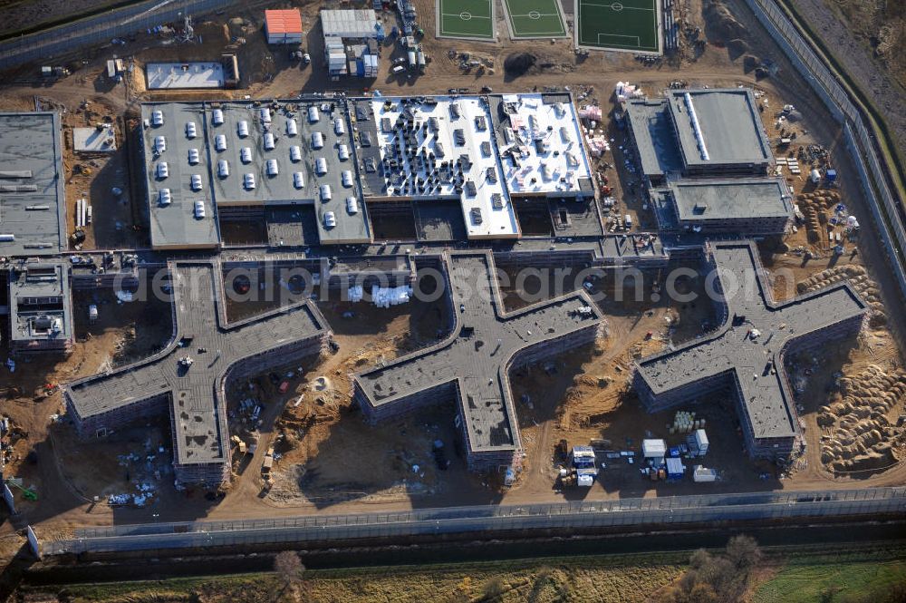 Aerial image Großbeeren - Baustelle vom Neubau der Justizvollzugsanstalt JVA Heidering Großbeeren im Landkreis Teltow-Fläming in Brandenburg durch die Senatsverwaltung für Justiz. Der Neubau der Haftanstalt in Großbeeren wird nur elektrisch und mit einem Erdwall gesichert statt mit einer koventionellen Gefängnismauer. Die Projektentwurf erfolgte durch das Architekturbüro Hohensinn. Ausführende Baufirmen sind die Bleck & Söhne Hoch- und Tiefbau GmbH & Co. KG, sowie die Schälerbau Berlin. Construction site of the new penal institution Heidering Grossbeeren.