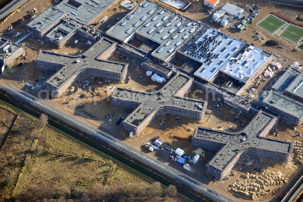 Aerial image Großbeeren - Baustelle vom Neubau der Justizvollzugsanstalt JVA Heidering Großbeeren im Landkreis Teltow-Fläming in Brandenburg durch die Senatsverwaltung für Justiz. Der Neubau der Haftanstalt in Großbeeren wird nur elektrisch und mit einem Erdwall gesichert statt mit einer koventionellen Gefängnismauer. Die Projektentwurf erfolgte durch das Architekturbüro Hohensinn. Ausführende Baufirmen sind die Bleck & Söhne Hoch- und Tiefbau GmbH & Co. KG, sowie die Schälerbau Berlin. Construction site of the new penal institution Heidering Grossbeeren.