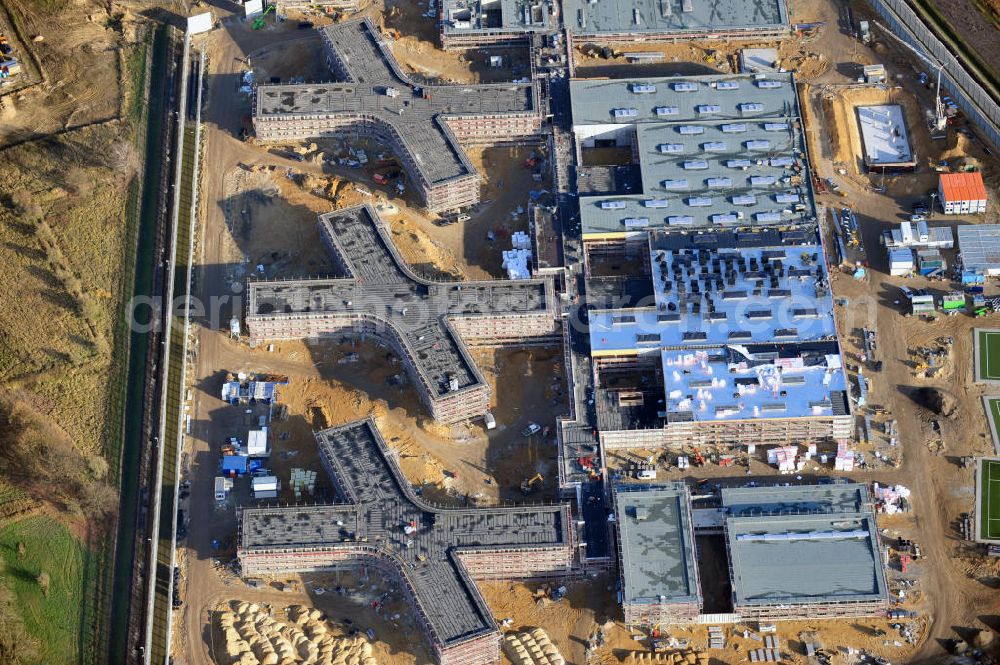 Großbeeren from the bird's eye view: Baustelle vom Neubau der Justizvollzugsanstalt JVA Heidering Großbeeren im Landkreis Teltow-Fläming in Brandenburg durch die Senatsverwaltung für Justiz. Der Neubau der Haftanstalt in Großbeeren wird nur elektrisch und mit einem Erdwall gesichert statt mit einer koventionellen Gefängnismauer. Die Projektentwurf erfolgte durch das Architekturbüro Hohensinn. Ausführende Baufirmen sind die Bleck & Söhne Hoch- und Tiefbau GmbH & Co. KG, sowie die Schälerbau Berlin. Construction site of the new penal institution Heidering Grossbeeren.