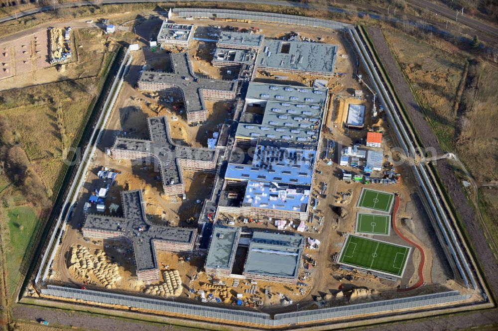 Großbeeren from above - Baustelle vom Neubau der Justizvollzugsanstalt JVA Heidering Großbeeren im Landkreis Teltow-Fläming in Brandenburg durch die Senatsverwaltung für Justiz. Der Neubau der Haftanstalt in Großbeeren wird nur elektrisch und mit einem Erdwall gesichert statt mit einer koventionellen Gefängnismauer. Die Projektentwurf erfolgte durch das Architekturbüro Hohensinn. Ausführende Baufirmen sind die Bleck & Söhne Hoch- und Tiefbau GmbH & Co. KG, sowie die Schälerbau Berlin. Construction site of the new penal institution Heidering Grossbeeren.