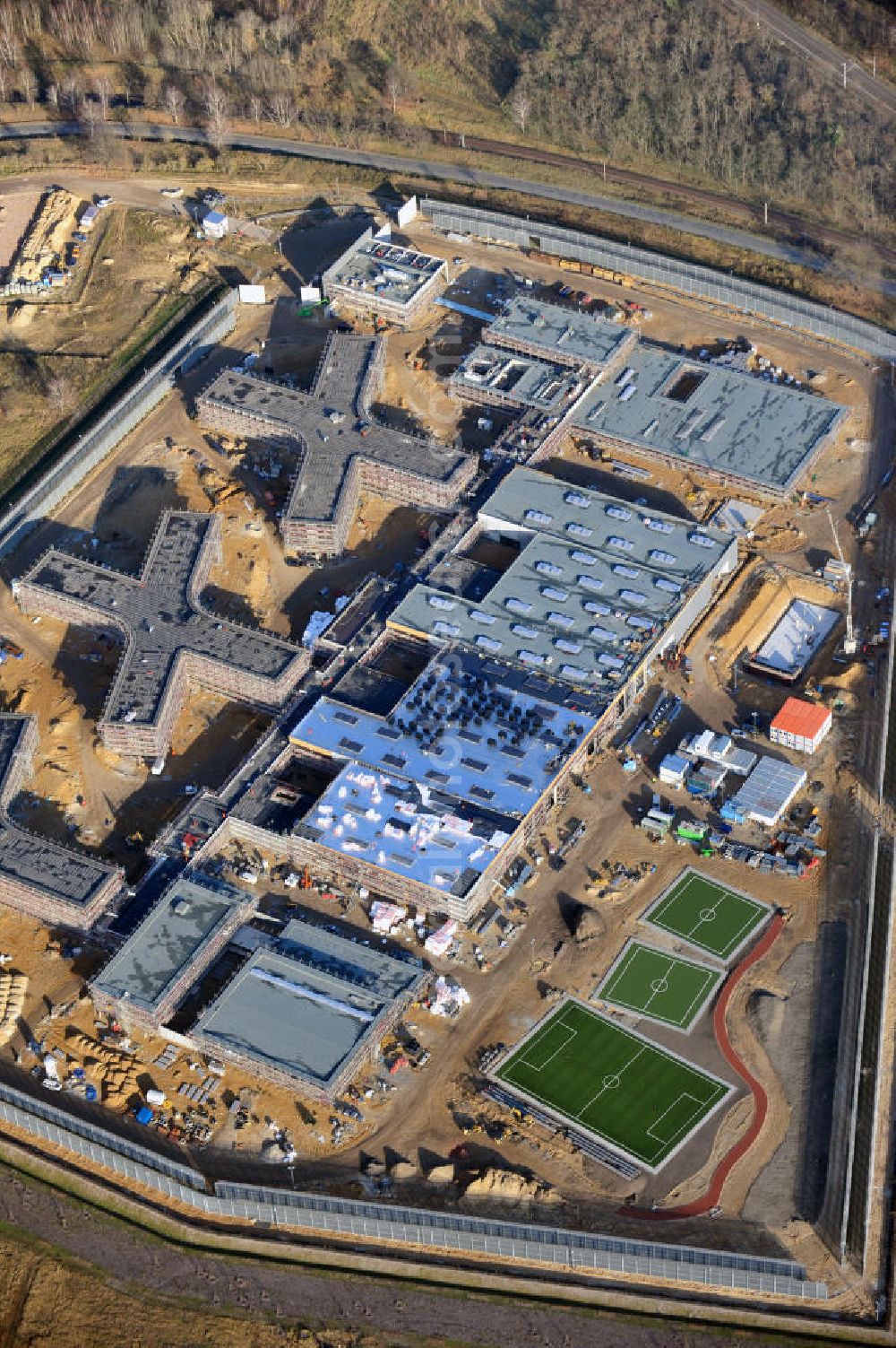 Aerial image Großbeeren - Baustelle vom Neubau der Justizvollzugsanstalt JVA Heidering Großbeeren im Landkreis Teltow-Fläming in Brandenburg durch die Senatsverwaltung für Justiz. Der Neubau der Haftanstalt in Großbeeren wird nur elektrisch und mit einem Erdwall gesichert statt mit einer koventionellen Gefängnismauer. Die Projektentwurf erfolgte durch das Architekturbüro Hohensinn. Ausführende Baufirmen sind die Bleck & Söhne Hoch- und Tiefbau GmbH & Co. KG, sowie die Schälerbau Berlin. Construction site of the new penal institution Heidering Grossbeeren.