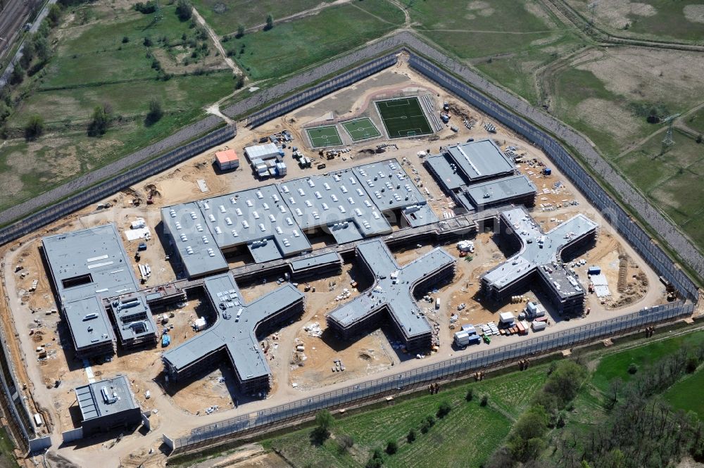 Großbeeren from above - Baustelle vom Neubau der Justizvollzugsanstalt JVA Heidering Großbeeren im Landkreis Teltow-Fläming in Brandenburg durch die Senatsverwaltung für Justiz. Der Neubau der Haftanstalt in Großbeeren wird nur elektrisch und mit einem Erdwall gesichert statt mit einer koventionellen Gefängnismauer. Die Projektentwurf erfolgte durch das Architekturbüro Hohensinn. Ausführende Baufirmen sind die Bleck & Söhne Hoch- und Tiefbau GmbH & Co. KG, sowie die Schälerbau Berlin. Construction site of the new penal institution Heidering Grossbeeren.