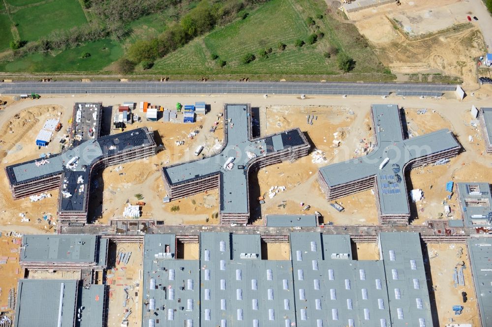 Aerial photograph Großbeeren - Baustelle vom Neubau der Justizvollzugsanstalt JVA Heidering Großbeeren im Landkreis Teltow-Fläming in Brandenburg durch die Senatsverwaltung für Justiz. Der Neubau der Haftanstalt in Großbeeren wird nur elektrisch und mit einem Erdwall gesichert statt mit einer koventionellen Gefängnismauer. Die Projektentwurf erfolgte durch das Architekturbüro Hohensinn. Ausführende Baufirmen sind die Bleck & Söhne Hoch- und Tiefbau GmbH & Co. KG, sowie die Schälerbau Berlin. Construction site of the new penal institution Heidering Grossbeeren.