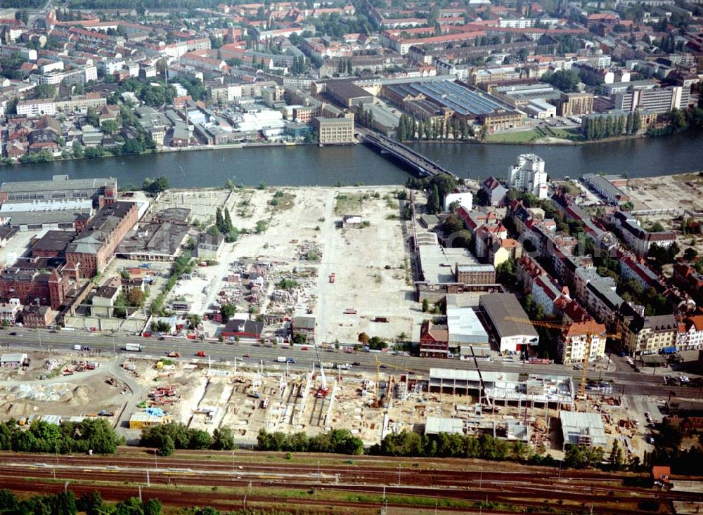 Aerial photograph Berlin - Schöneweide - Neubau eines KAUFLAND-Einkauf-Centers am S-Bhf. Schöneweide mit Blick nach Oberschöneweide (Brückenstrasse, Edisonstrasse)