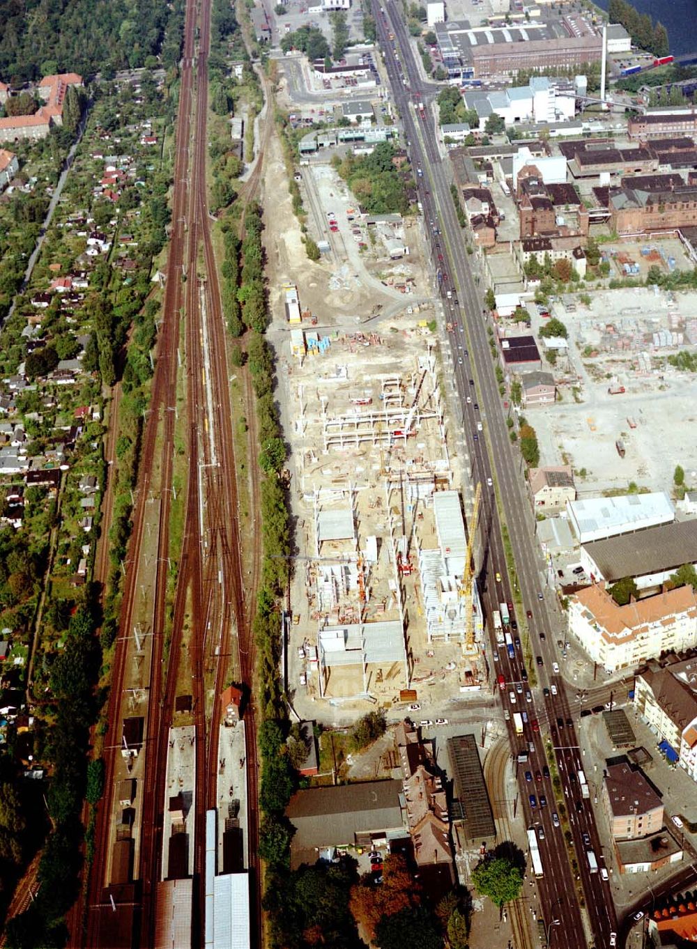 Berlin - Schöneweide from the bird's eye view: Neubau eines KAUFLAND-Einkauf-Centers am S-Bhf. Schöneweide mit Blick nach Oberschöneweide (Brückenstrasse, Edisonstrasse)