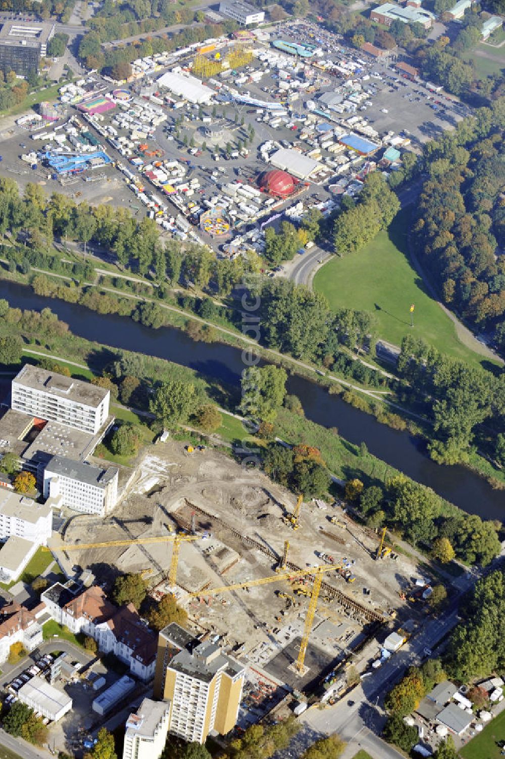 Aerial photograph Hannover - Blick auf die Bausstelle des Klinikums Siloah/ Oststadt-Heidehaus auf dem Gelände der Klinik Siloah an der Ihme in Hannover. Hier soll das modernste Krankenhaus in Niedersachsen entstehen. Bauherr ist das Klinikum Region Hannover. Entworfen wurde das Projekt von dem Architektenbüro San der und Hofrichter aus Ludwigshafen. Im Hintergrund ist der Schützenplatz zu sehen. View to the building area of the Hospital Center Siloah/ Oststadt-Heidehaus on the area of the clinic Siloah near the Ihme in Hannover. Here is build the most modern clinic in Lower Saxony. building contractor is the Klinikum Region Hannover. The project was designed by the architects office San der and Hofrichter from Ludwigshafen. In the background is the Schützenplatz recognizeable.