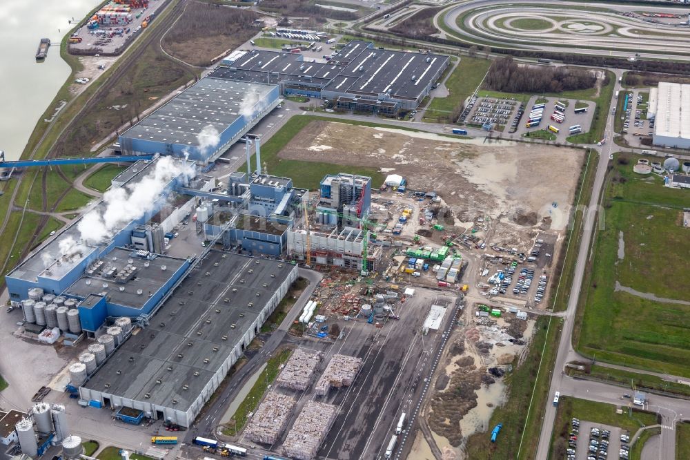 Wörth am Rhein from above - Construction of the new gas- hydrogen-power plant at paer mill Papierfabrik Palm GmbH & Co. KG in the district Industriegebiet Woerth-Oberwald in Woerth am Rhein in the state Rhineland-Palatinate